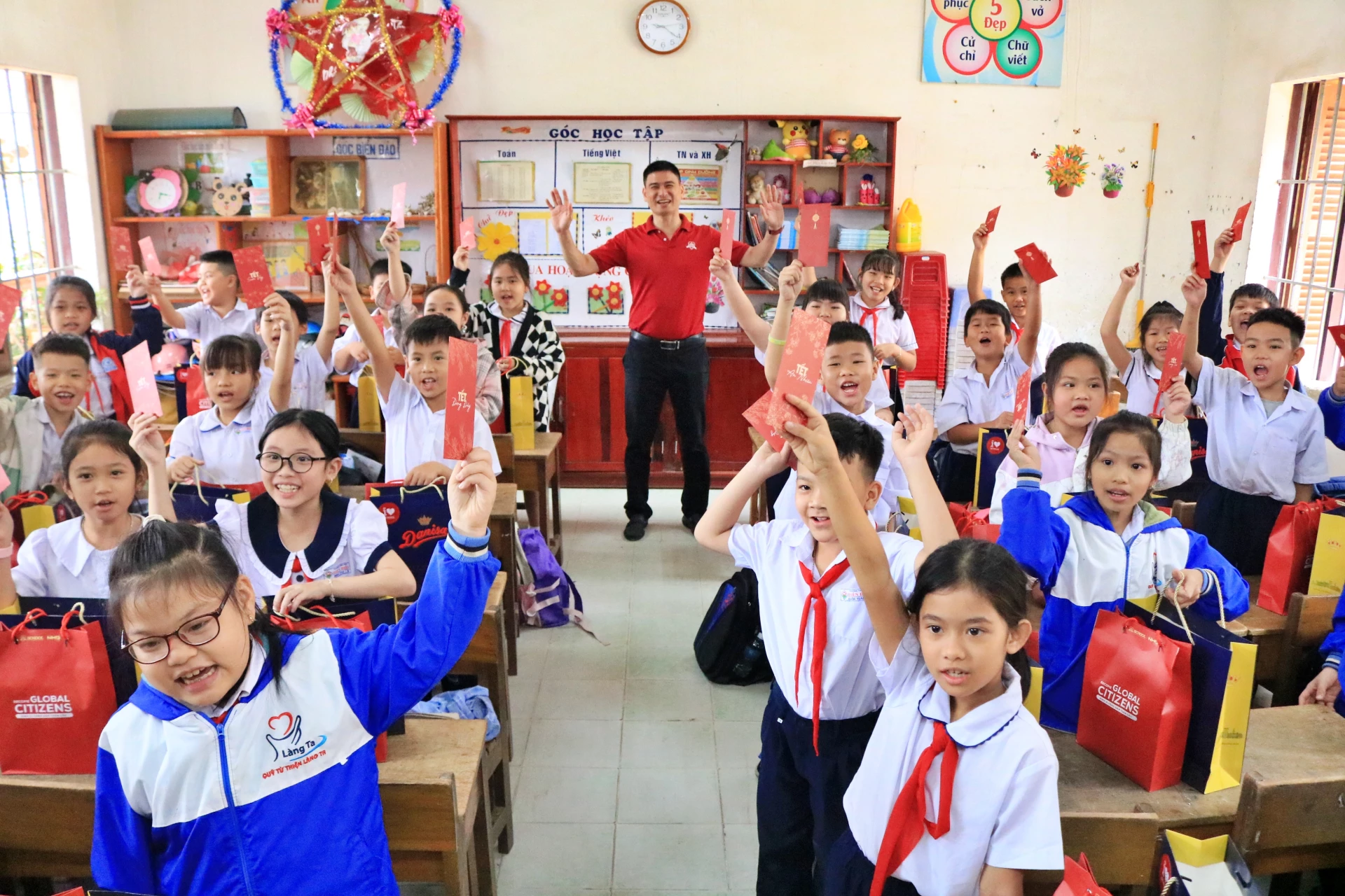 Niềm vui của các học sinh khi được lì xì Tết. 