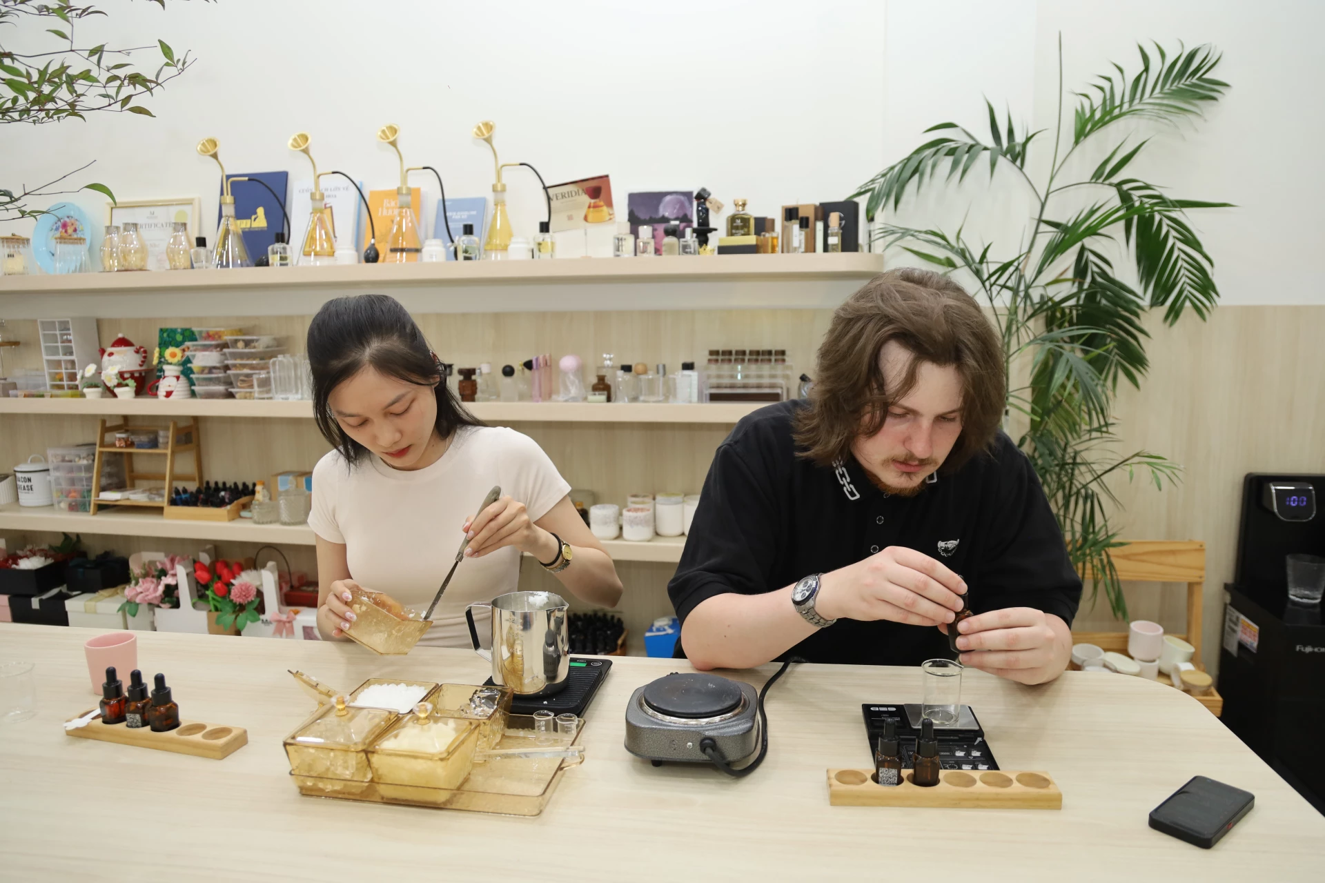 Khách hàng trải nghiệm làm nến thơm tại B.A.O studio.