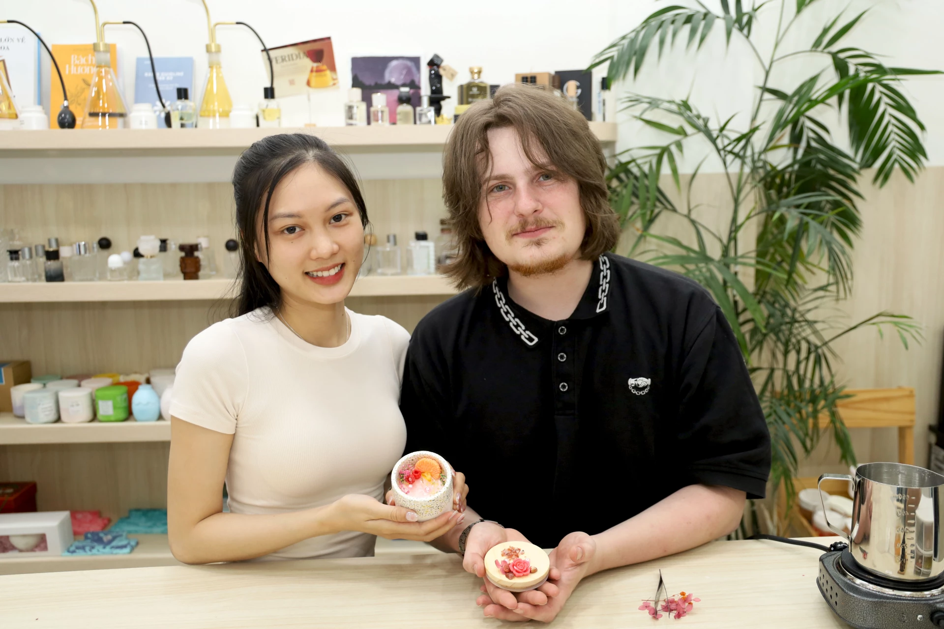 Khách hàng khoe sản phẩm tự tay làm.