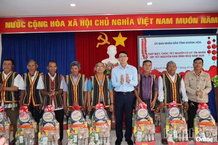 Phó Chủ tịch UBND tỉnh Nguyễn Thanh Hà tặng quà, chúc Tết người có uy tín 5 xã khu vực Khánh Vĩnh 