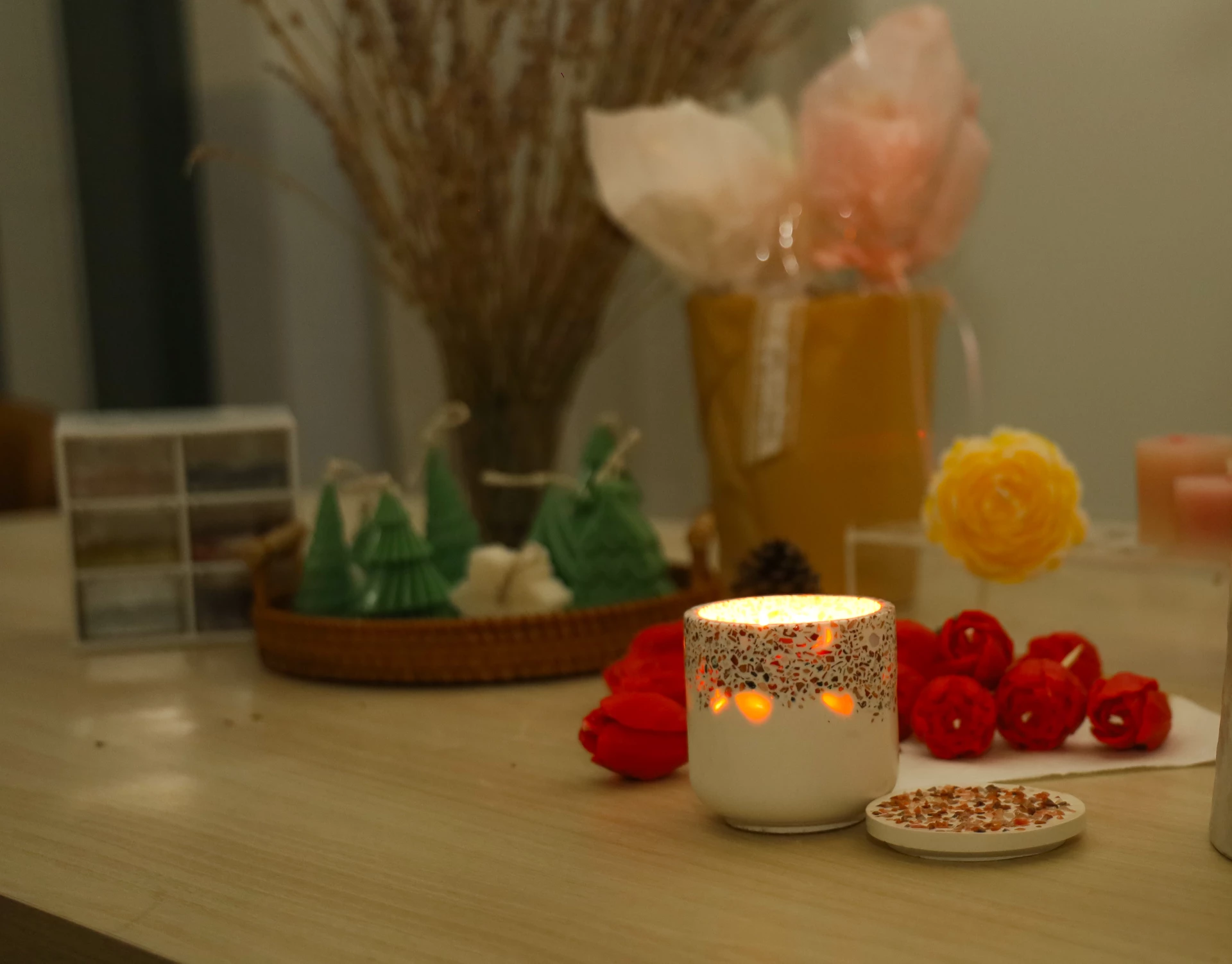 Nến thơm đựng trong hũ Ecolite lung linh khi thắp sáng.