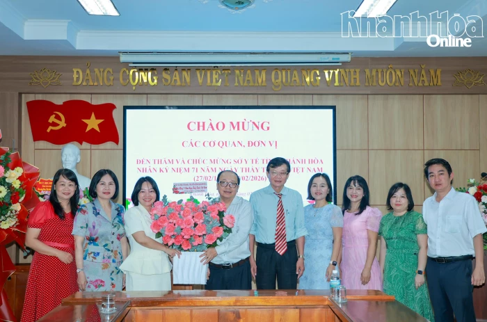 Lãnh đạo Báo và Phát thanh, Truyền hình Khánh Hòa thăm, chúc mừng các đơn vị y tế nhân Ngày Thầy thuốc Việt Nam