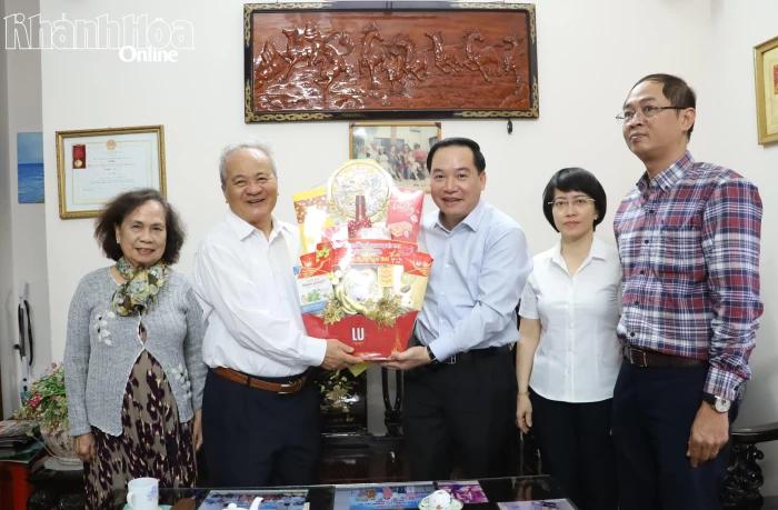 Phó Bí thư Thường trực Tỉnh ủy Hồ Xuân Trường thăm, chúc Tết gia đình cán bộ nguyên lãnh đạo tỉnh