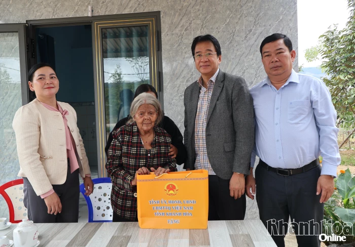 Phó Chủ tịch Thường trực UBND tỉnh Nguyễn Long Biên thăm, tặng quà gia đình người có công ở 2 xã Khánh Sơn và Tây Khánh Sơn