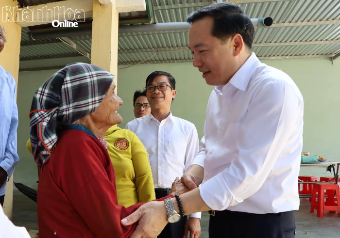 Phó Bí thư Thường trực Tỉnh ủy Hồ Xuân Trường thăm, chúc Tết người có công với cách mạng xã Bác Ái và Bác Ái Đông