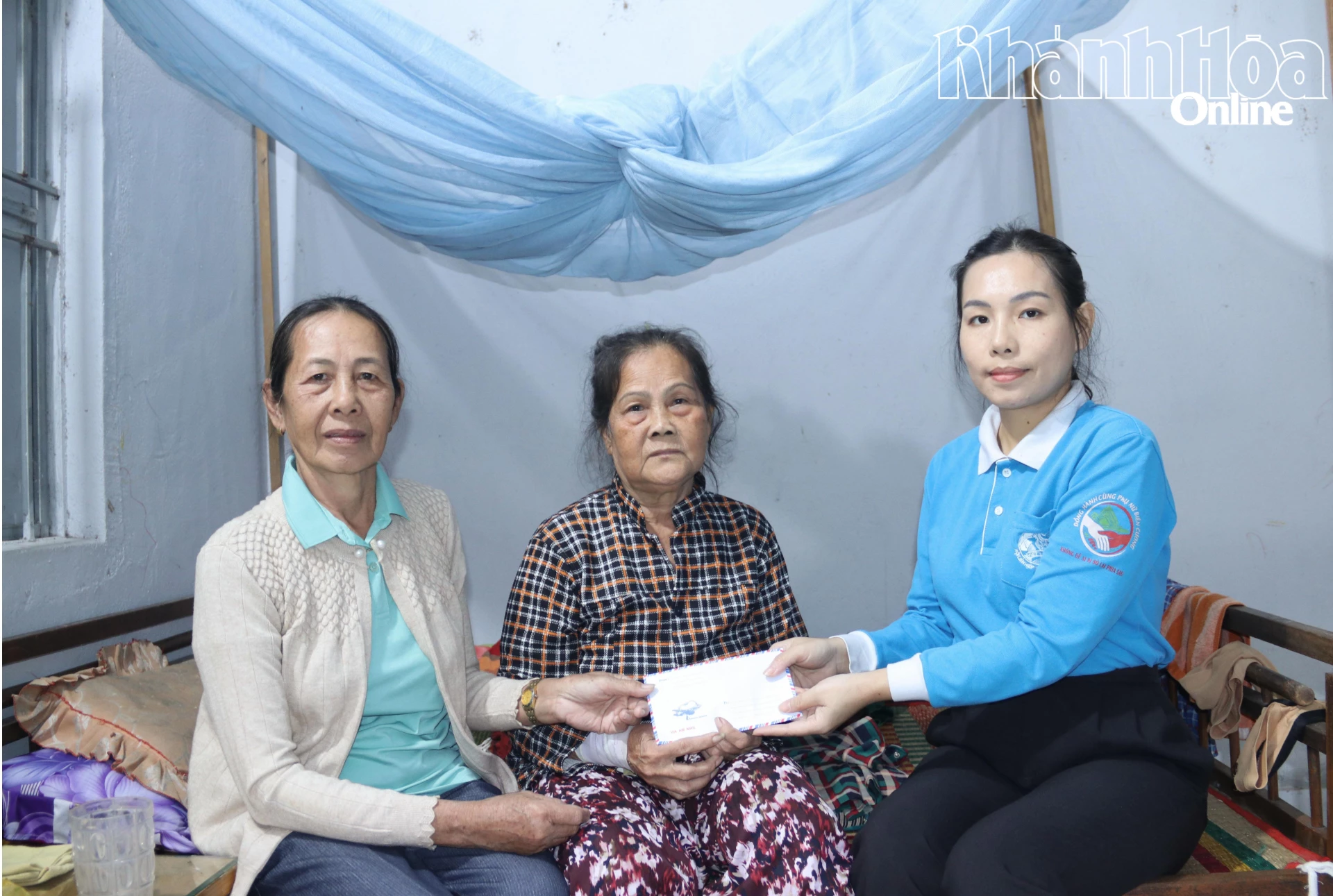 Hội Liên hiệp Phụ nữ xã Cam Lâm và Chi hội Phụ nữ thôn Tân Hải 1 trao hỗ trợ kinh phí khám bệnh cho bà Võ Thị Hường.