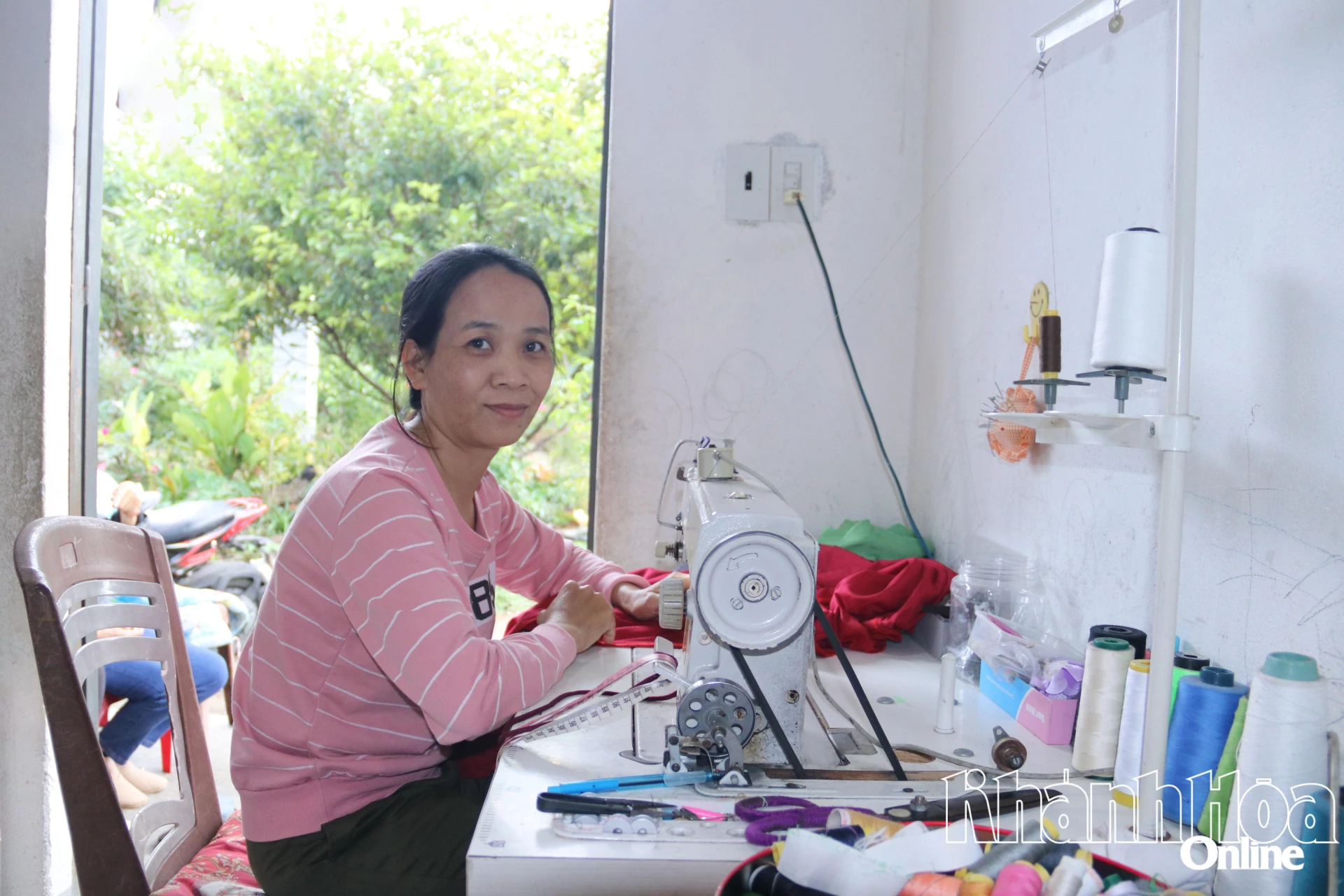 Nhờ được hỗ trợ sinh kế, bà Thanh có điều kiện làm việc tốt hơn.