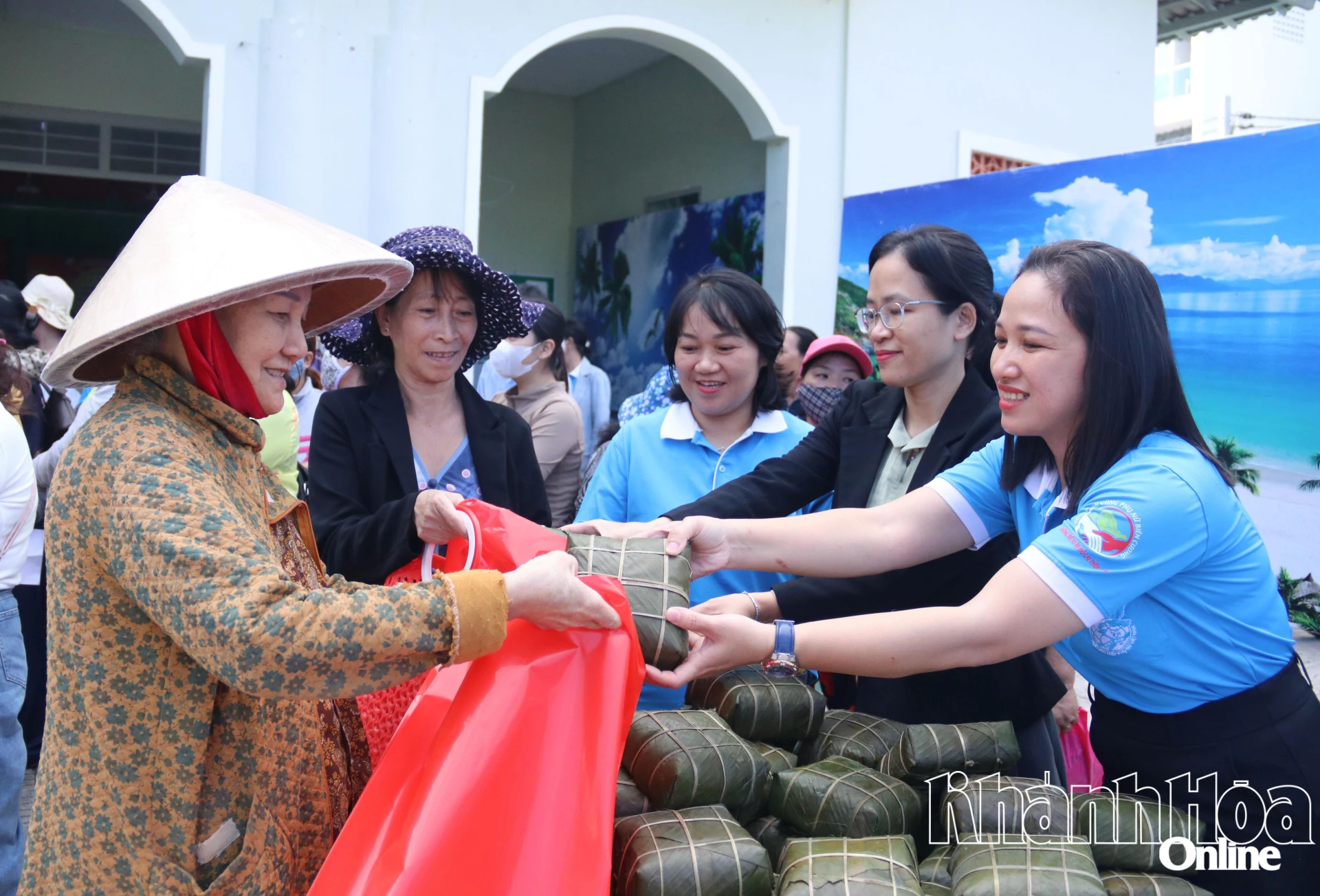 Người dân nhận các phần quà tại phiên chợ 0 đồng do Hội Liên hiệp Phụ nữ phường Bắc Nha Trang tổ chức.