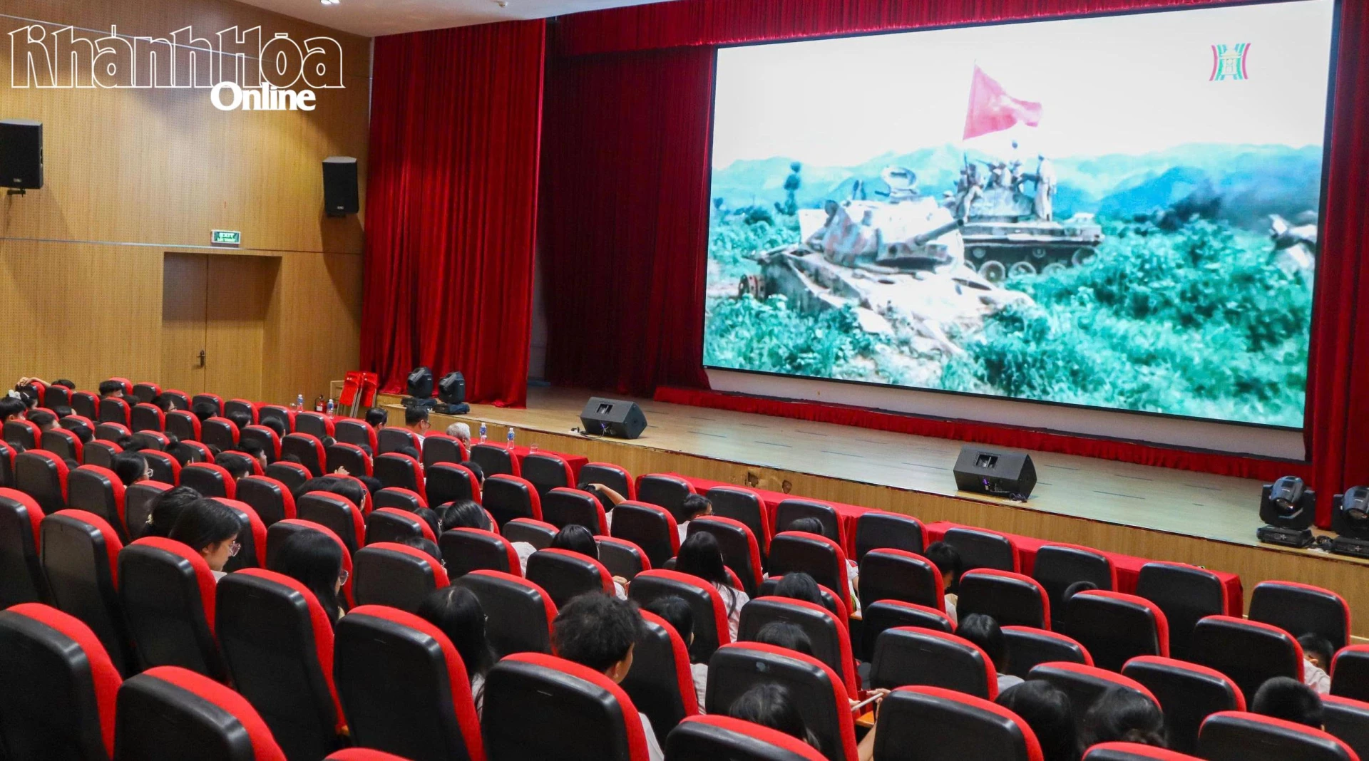 Các học sinh xem phim tài liệu Đảng Cộng Sản Việt Nam - Ánh Dương Chỉ Lối Dẫn Đường.