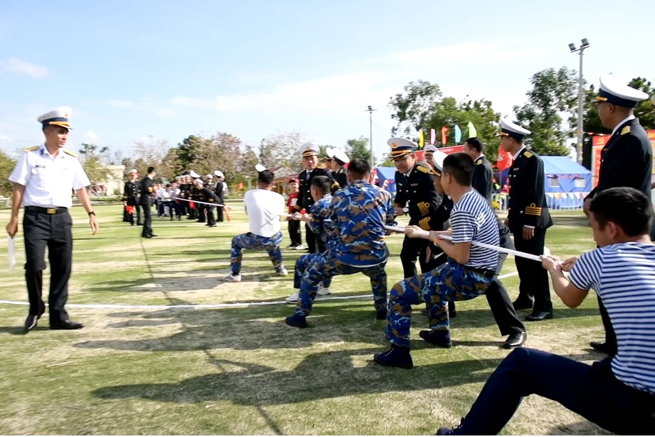 Cán bộ, chiến sĩ lữ đoàn thi kéo co.