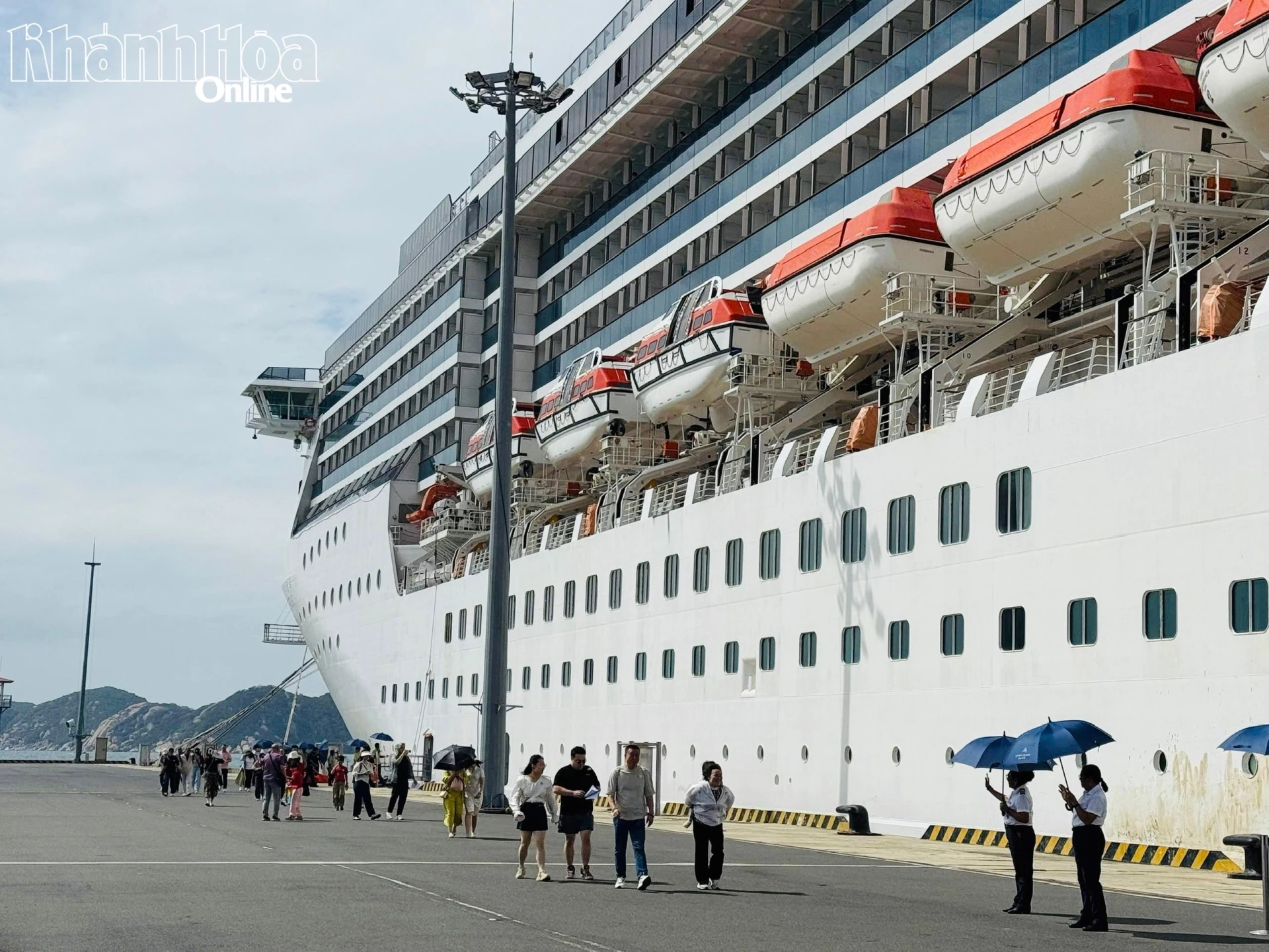 Khách du lịch tàu biển Andora Mediterranea xuống tàu tham quan Khánh Hòa. Ảnh: X.T