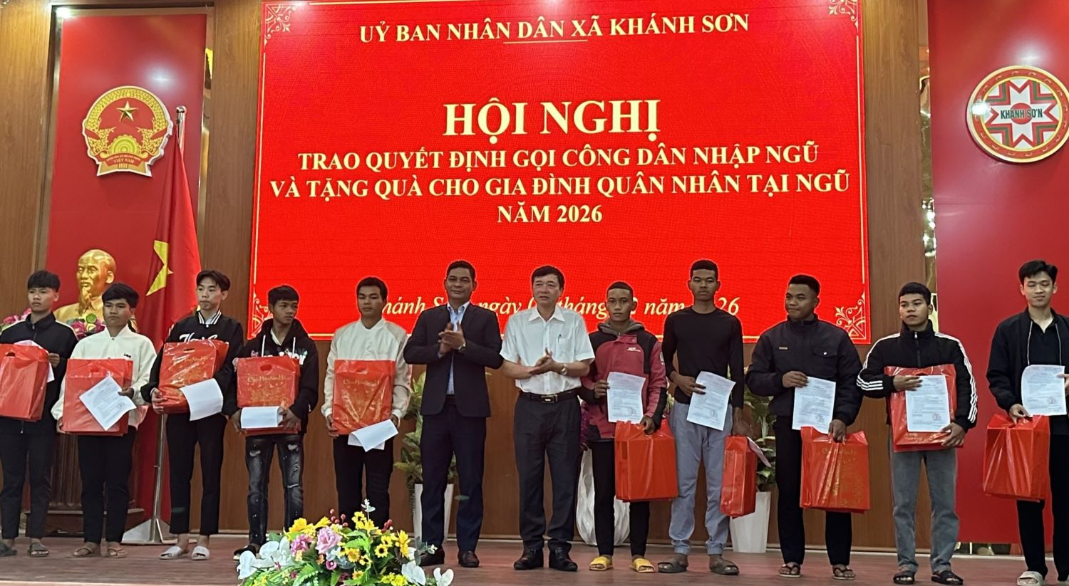 Lãnh đạo xã Khánh Sơn trao quyết định và tặng quà cho công dân chuẩn bị nhập ngũ.