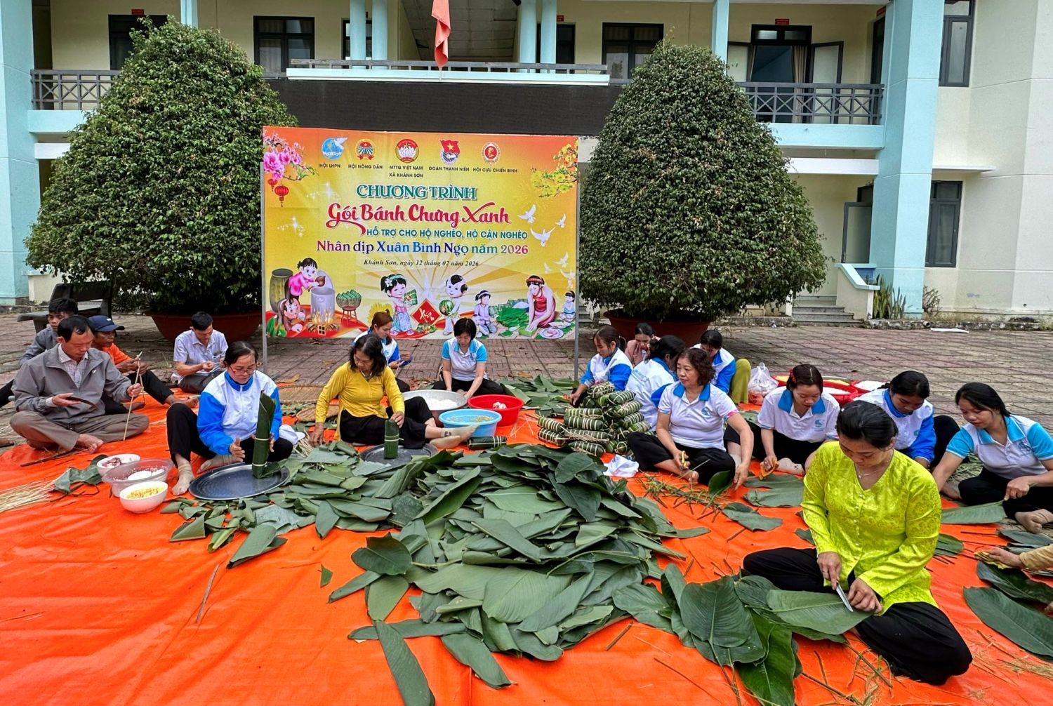 Các hội, đoàn thể xã Khánh Sơn gói bánh chưng tặng hộ nghèo.