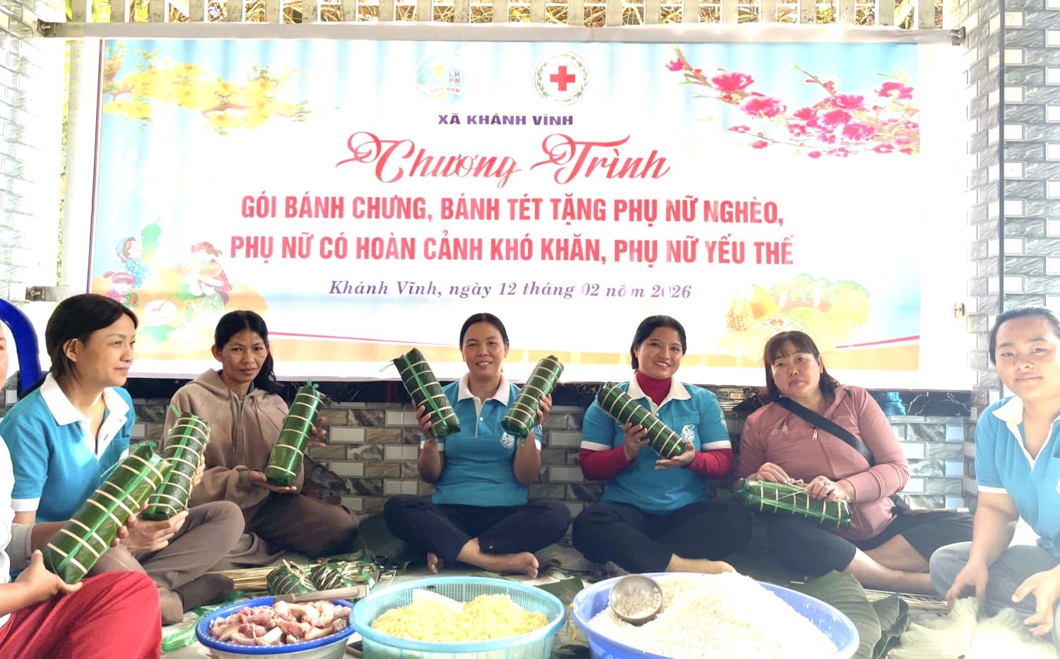 Các chi hội phụ nữ tham gia gói bánh tặng người yếu thế.