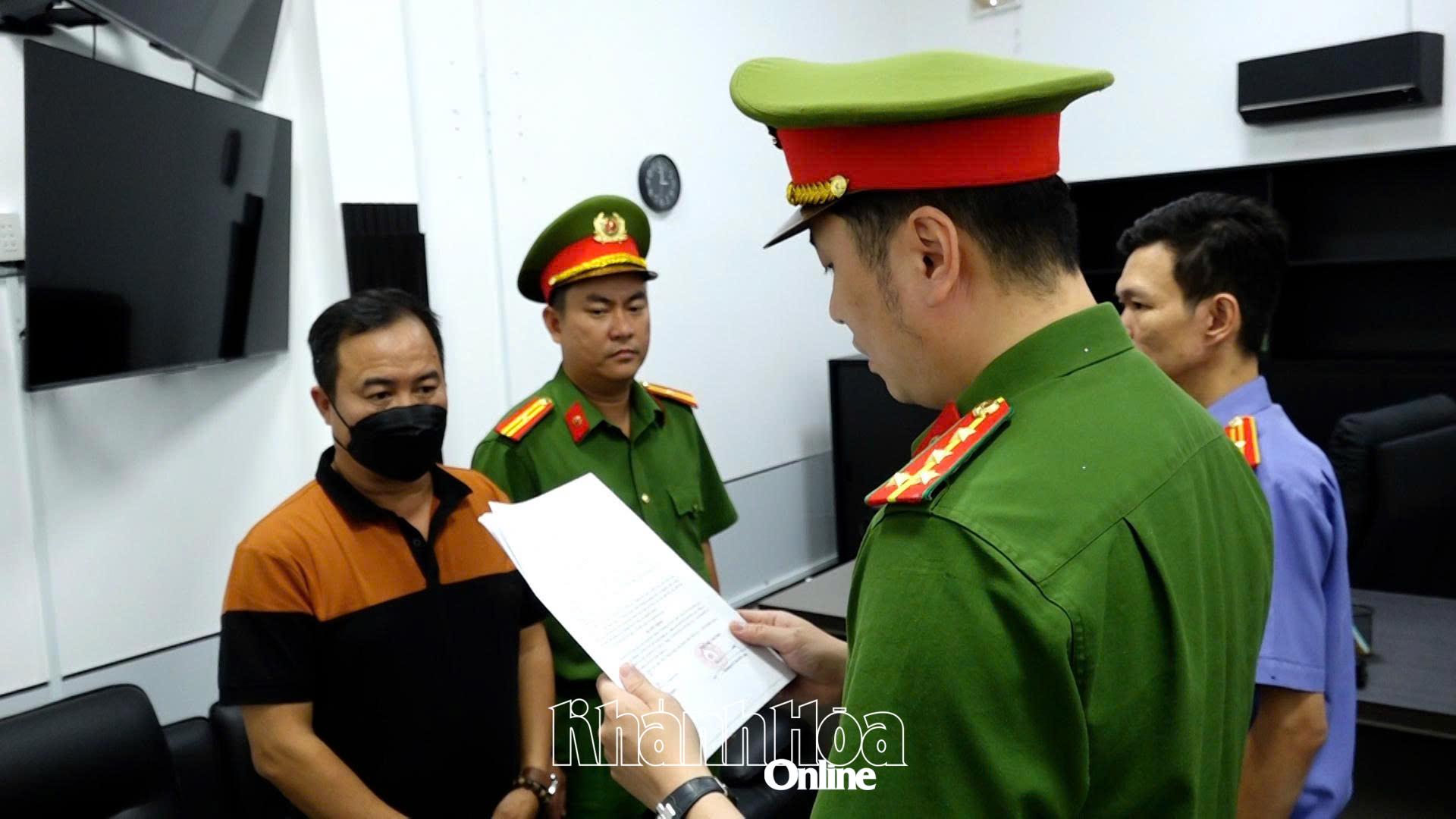 Cơ quan Cảnh sát điều tra Công an tỉnh Khánh Hòa tống đạt các quyết định tố tụng đối với giám đốc một doanh nghiệp sản xuất, buôn bán hàng giả.