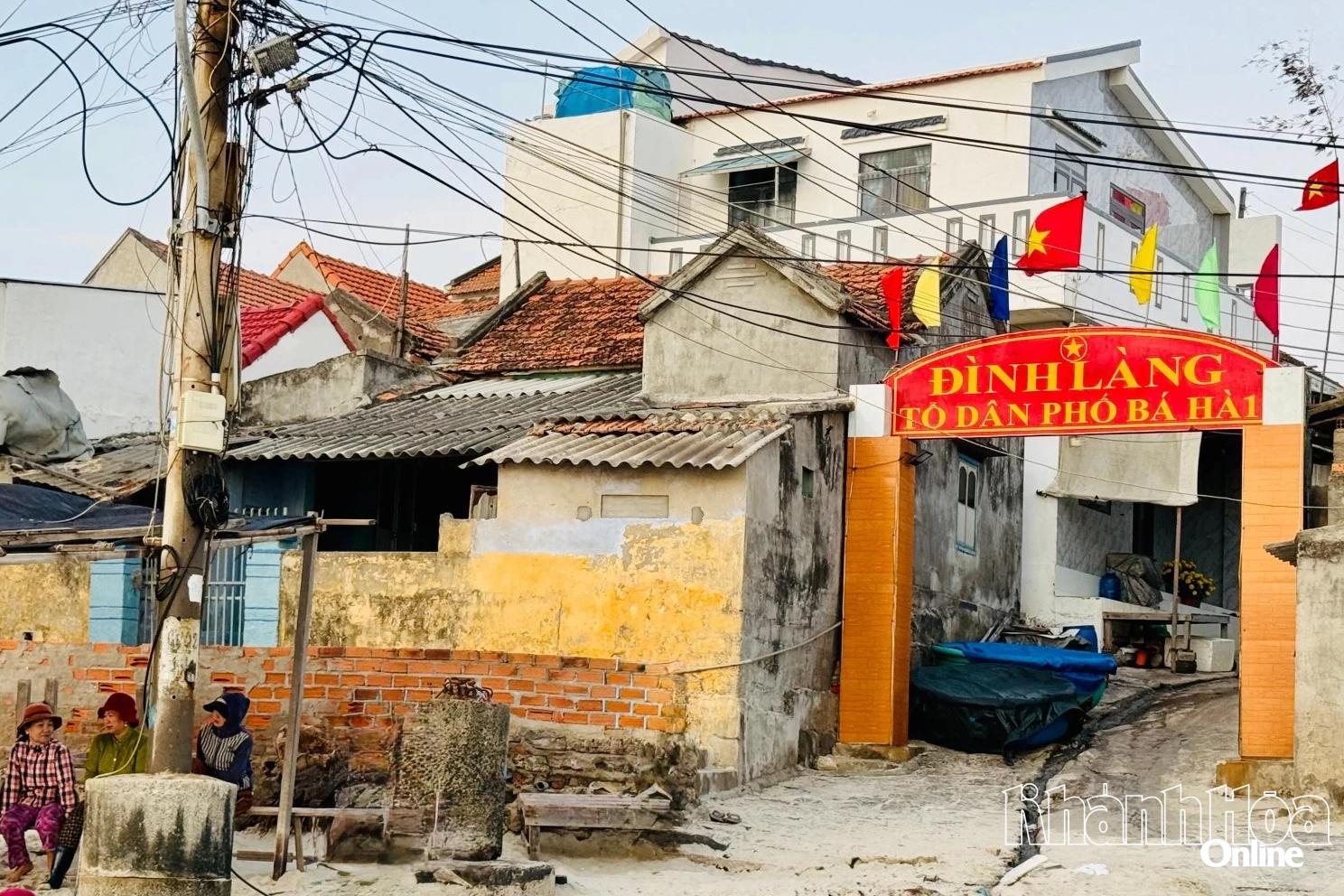 Cổng đình làng Tổ dân phố Bá Hà 1 - nơi lưu giữ nét sinh hoạt cộng đồng của cư dân làng biển Ninh Thủy.