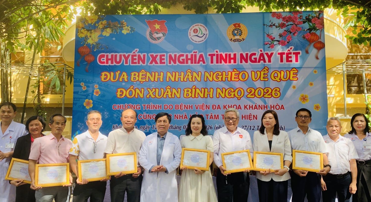 Lãnh đạo Bệnh viện Đa khoa Khánh Hòa tri ân các nhà tài trợ.