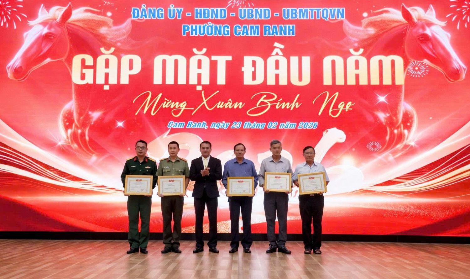 Lãnh đạo Đảng ủy phường Cam Ranh trao giấy khen các tập thể.