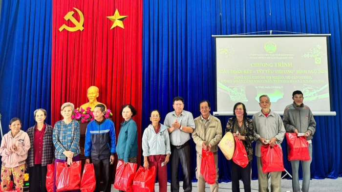 Tặng 300 suất quà Tết cho hộ nghèo, cận nghèo xã Khánh Vĩnh