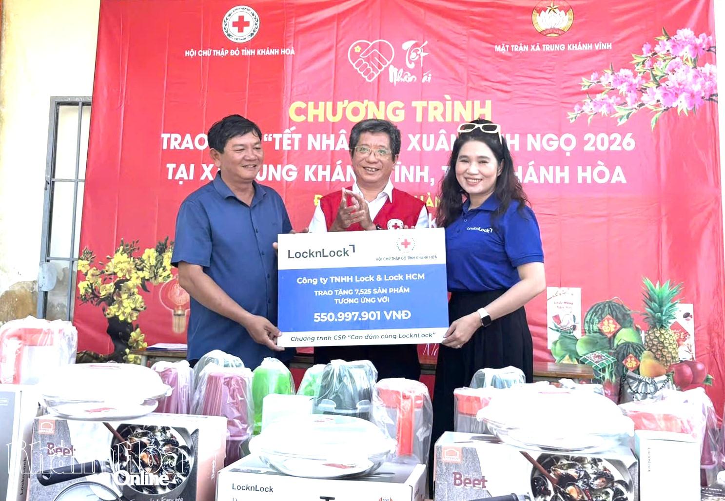 Lãnh đạo Hội Chữ thập đỏ tỉnh cùng nhà tài trợ trao bảng tượng trưng quà tặng cho xã Trung Khánh Vĩnh.&nbsp;