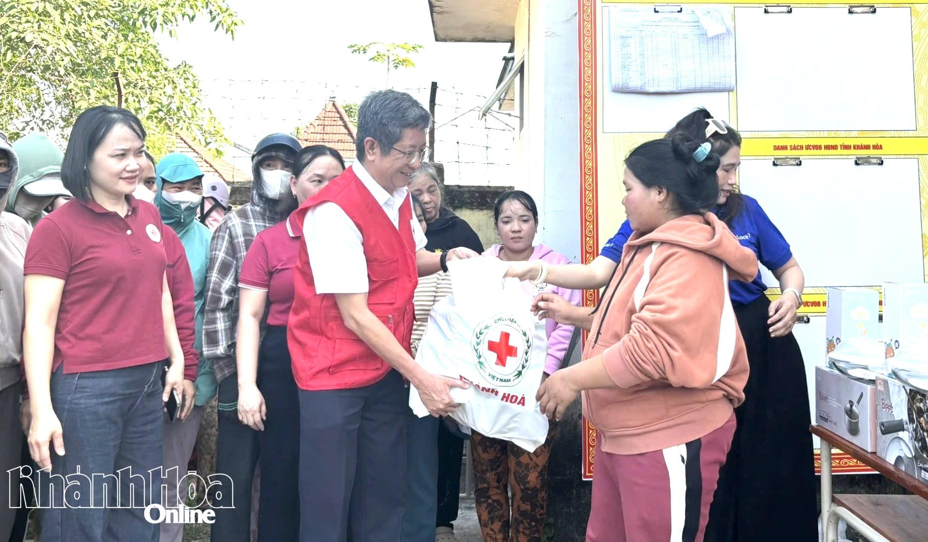 Lãnh đạo Hội Chữ thập đỏ trao quà cho các hộ gia đình