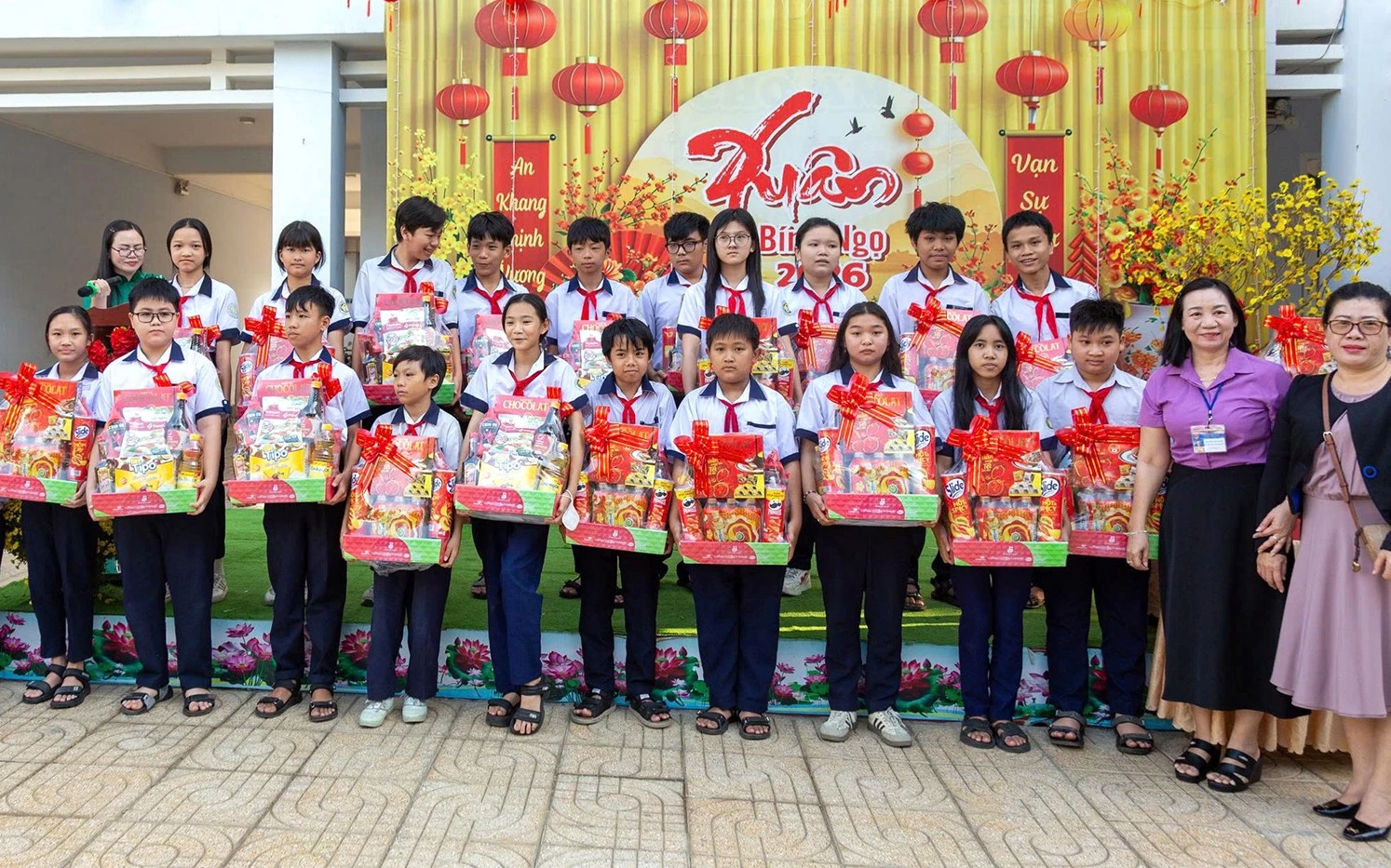 Ban Giám hiệu nhà trường trao quà Tết cho học sinh có hoàn cảnh khó khăn.