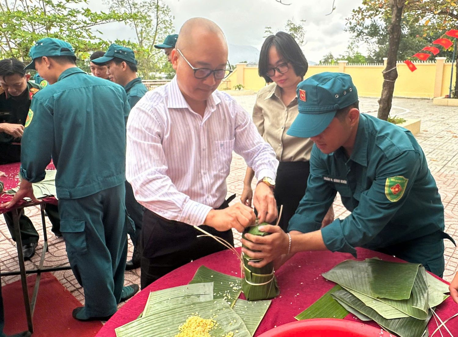 Lãnh đạo phường Ba Ngòi tham gia gói bánh chưng.