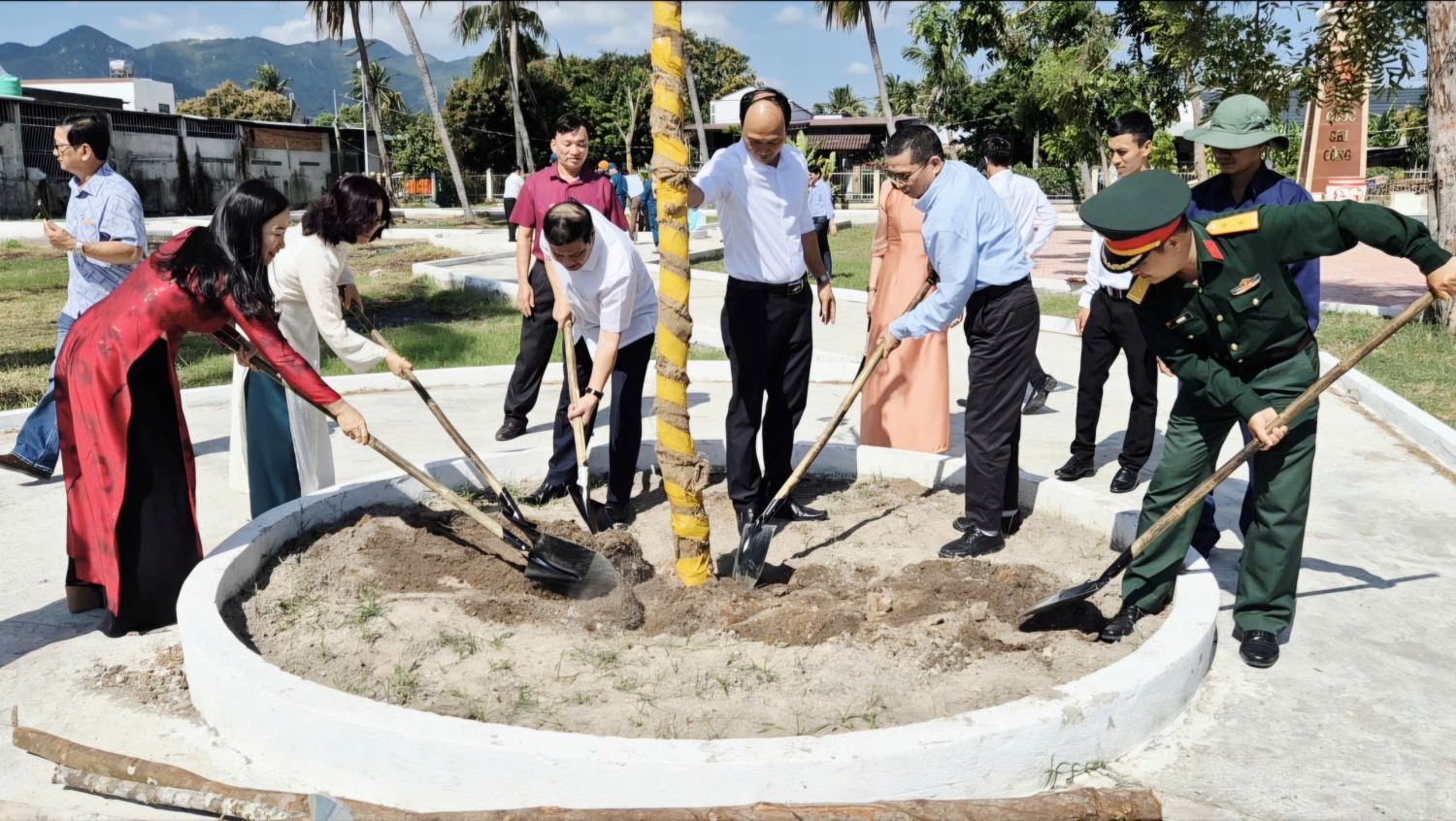 Lãnh đạo phường Bắc Cam Ranh tham gia trồng cây tại buổi lễ.