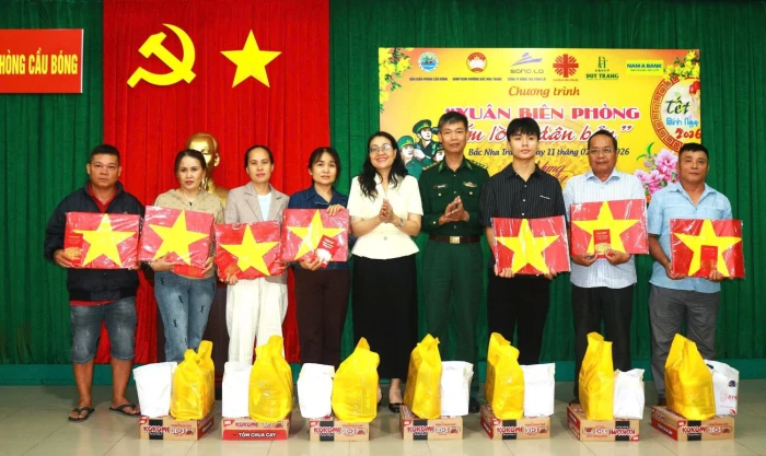 Tặng 89 suất quà, 233 chiếc bánh chưng cho người dân phường Bắc Nha Trang