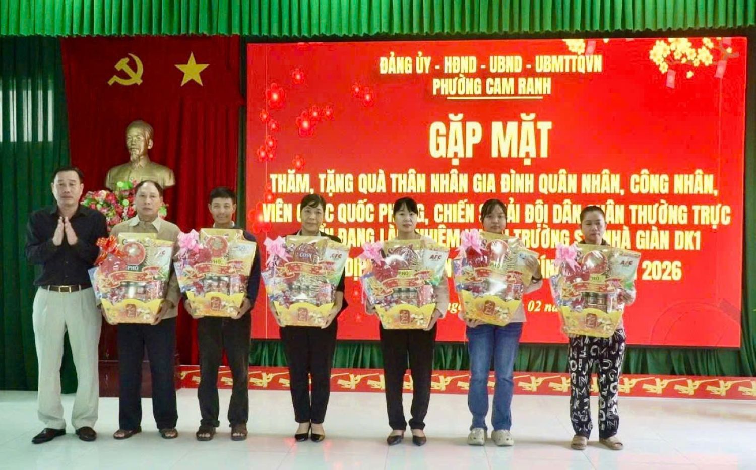 Lãnh đạo phường Cam Ranh tặng quà cho các gia đình quân nhân.