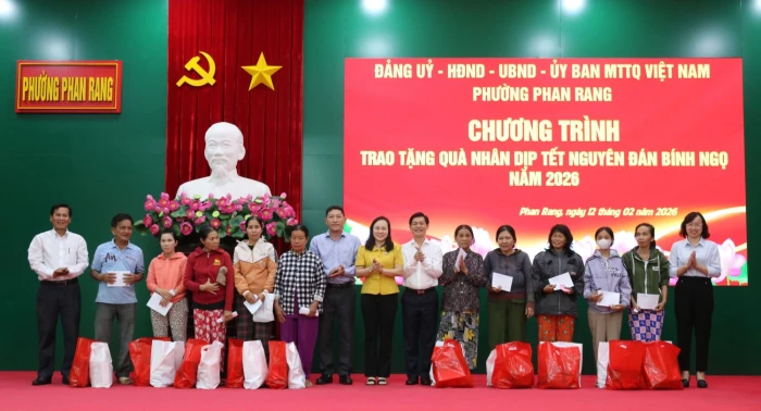 Phường Phan Rang trao 346 suất quà Tết cho hộ nghèo, cận nghèo
