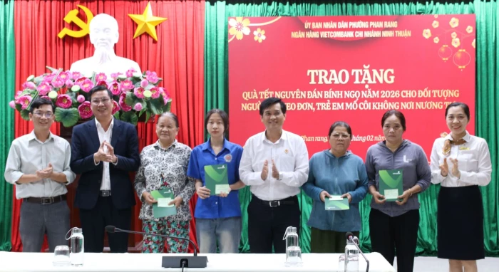 Phường Phan Rang trao 20 suất quà Tết cho người già neo đơn và trẻ em mồ côi