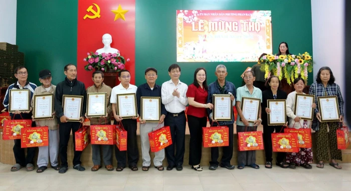 UBND phường Phan Rang trao thiếp mừng thọ và tặng quà cho 1.041 người cao tuổi