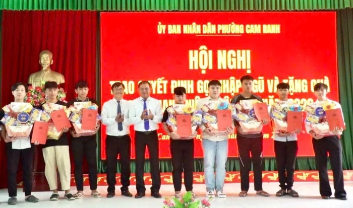 Phường Cam Ranh trao quyết định gọi công dân nhập ngũ năm 2026