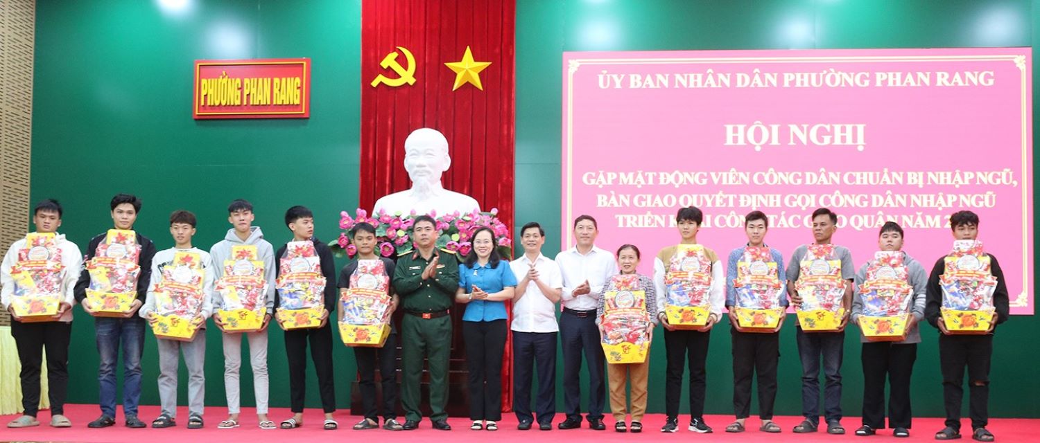 Lãnh đạo phường trao quyết định gọi công dân nhập ngũ.