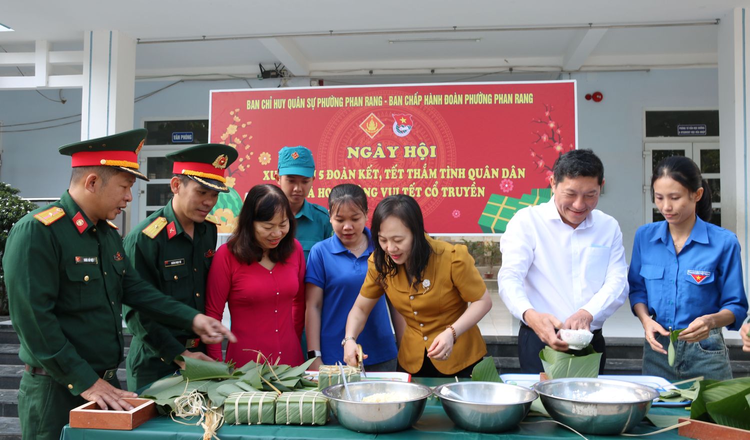 Lãnh đạo phường Phan Rang tham gia gói bánh chưng tại ngày hội.