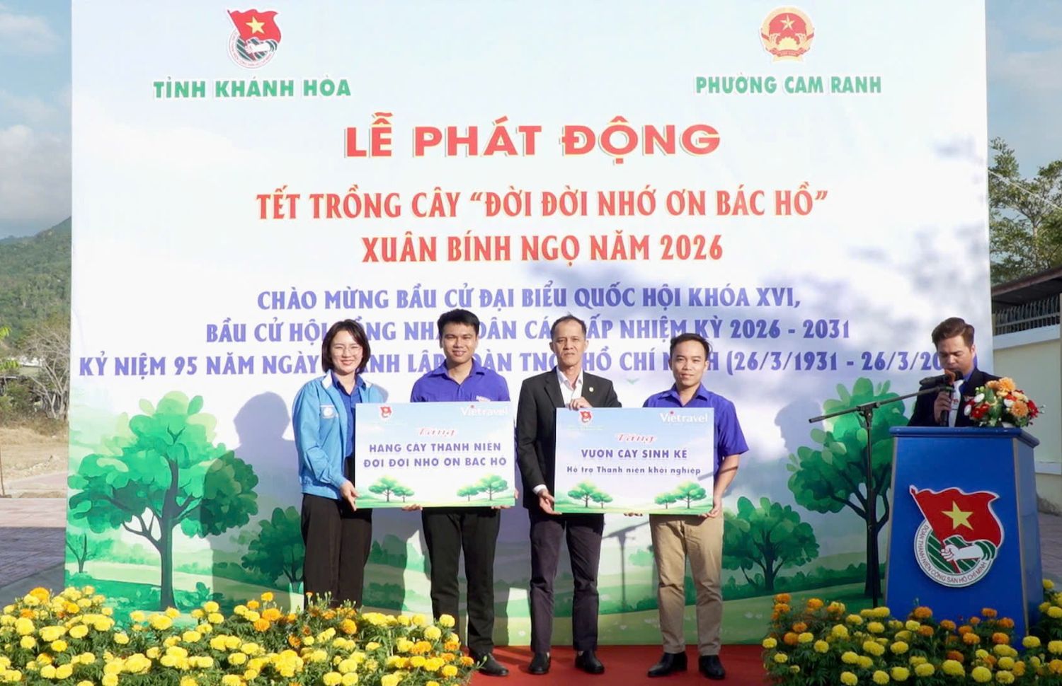 Lãnh đạo Tỉnh Đoàn trao bảng biểu trưng tặng công trình Hàng cây thanh niên đời đời nhớ ơn Bác Hồ cho Đoàn phường Cam Ranh.