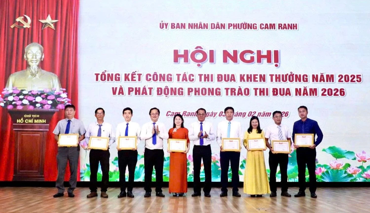 Lãnh đạo phường Cam Ranh khen thưởng các tập thể.