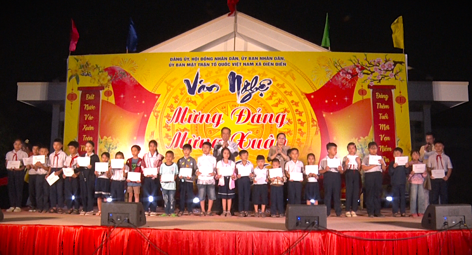 Lãnh đạo xã Diên Điền trao quà cho các học sinh có hoàn cảnh khó khăn.