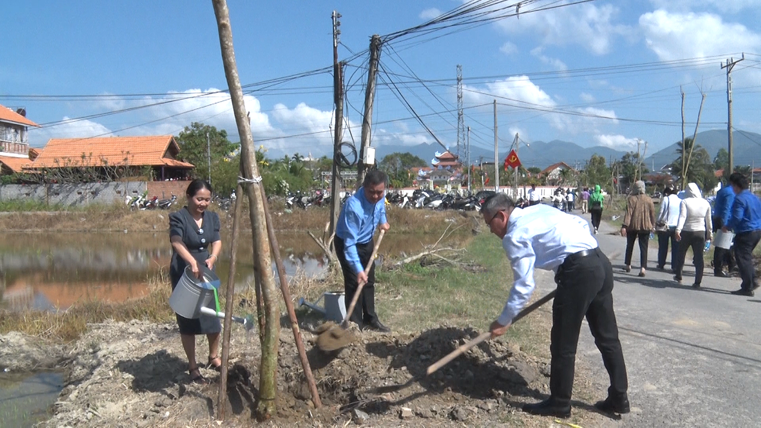 Lãnh đạo xã Diên Khánh trồng cây tại thôn Võ Kiện.