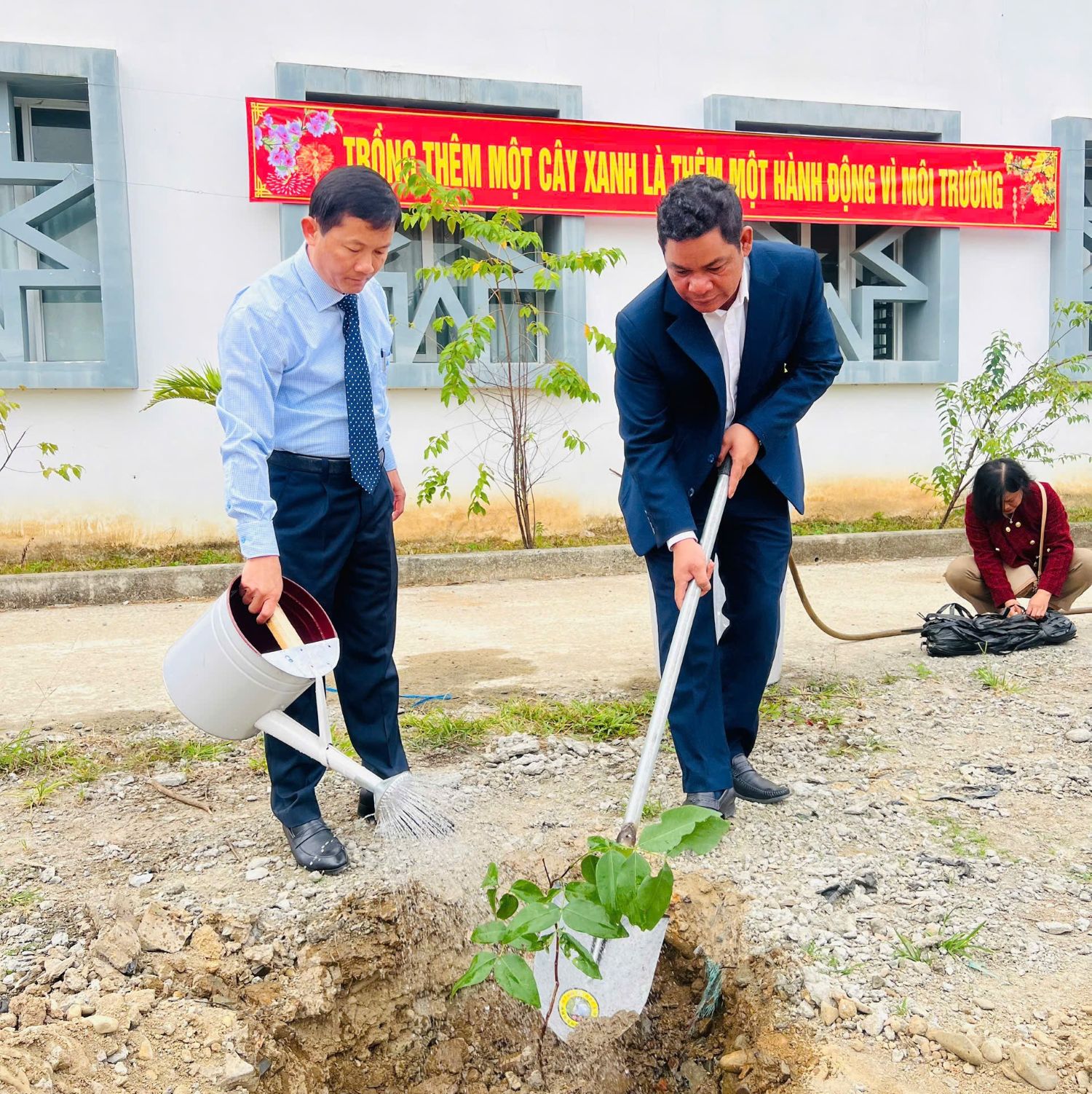 Lãnh đạo xã Khánh Sơn trồng cây xanh tại Nhà Thiếu nhi của xã.