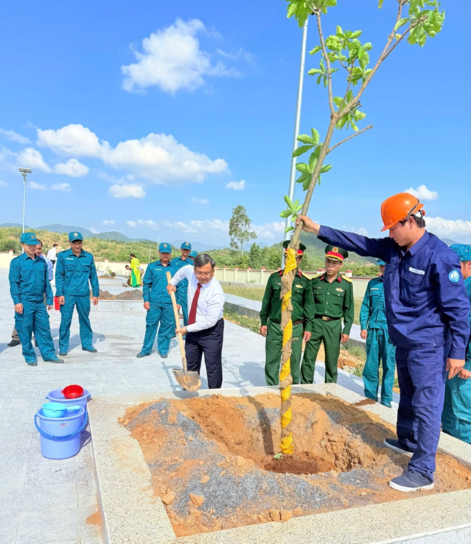 Lãnh đạo Đảng ủy xã Nam Cam Ranh tham gia trồng cây.