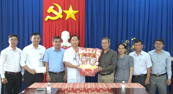 Lãnh đạo xã Diên Khánh thăm, tặng quà các đơn vị làm nhiệm vụ dịp Tết Nguyên đán Bính Ngọ 2026