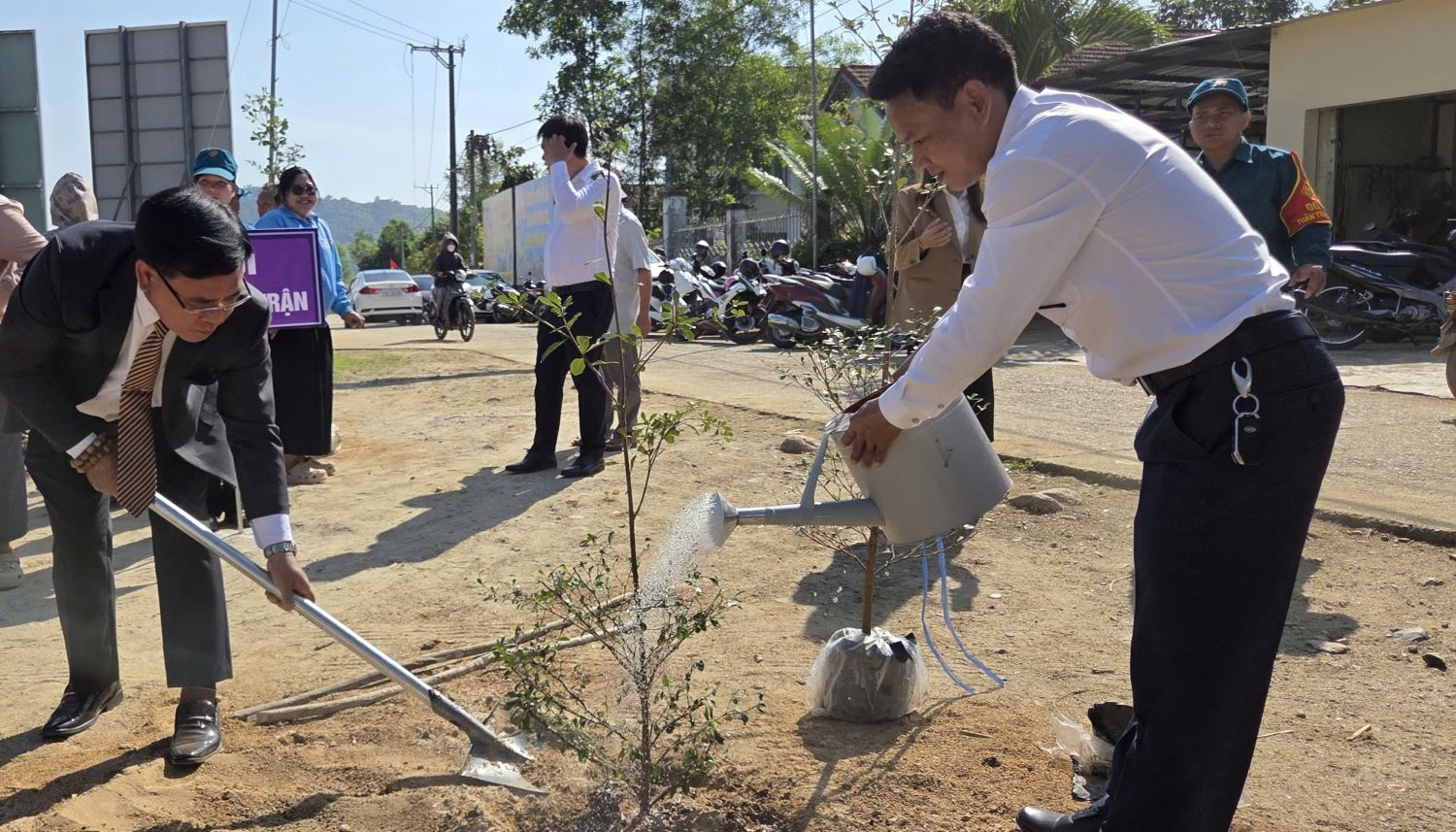 Lãnh đạo xã Tây Khánh Vĩnh tham gia Tết trồng cây xuân Bính Ngọ 2026.