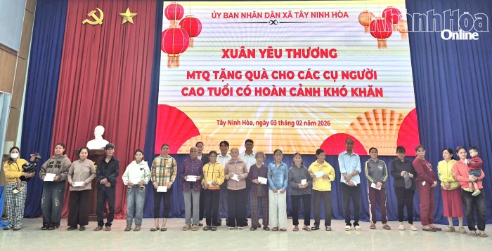 Xã Tây Ninh Hòa tặng 130 suất quà Tết cho người cao tuổi có hoàn cảnh khó khăn 