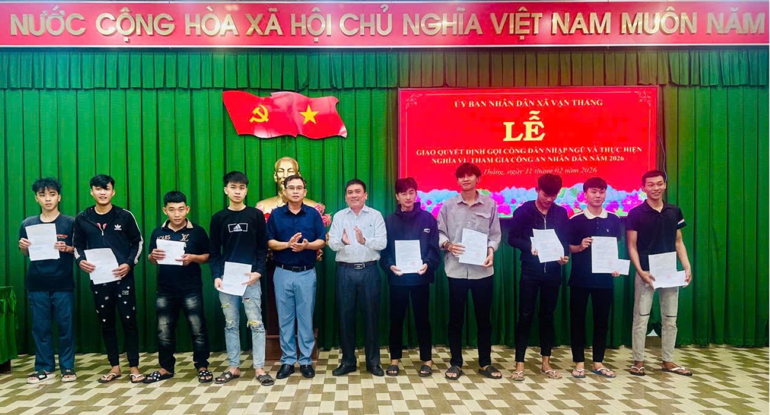 Lãnh đạo xã Vạn Thắng trao quyết định gọi công dân nhập ngũ năm 2026.