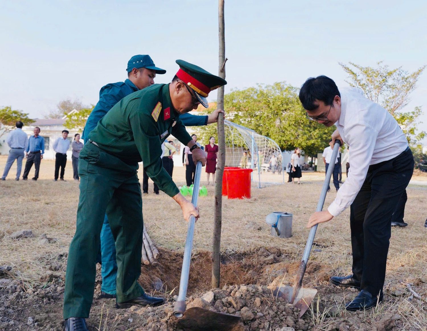 Lãnh đạo Đảng ủy xã Vạn Thắng tham gia Tết trồng cây.