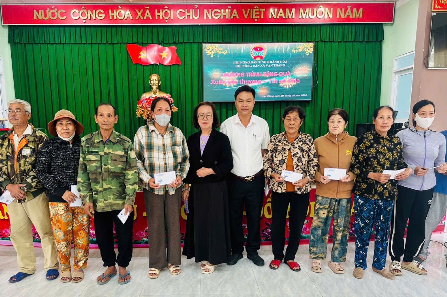 Lãnh đạo xã Vạn Thắng và doanh nghiệp trao quà cho các hộ dân.