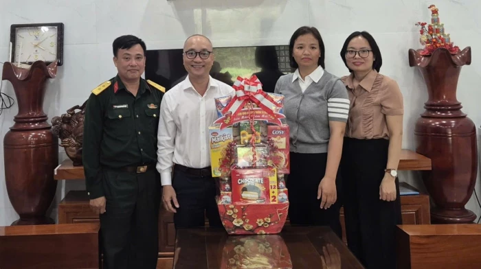 Phường Ba Ngòi thăm, tặng quà Tết cho 4 gia đình quân nhân đang làm nhiệm vụ tại Trường Sa và Nhà giàn DK1
