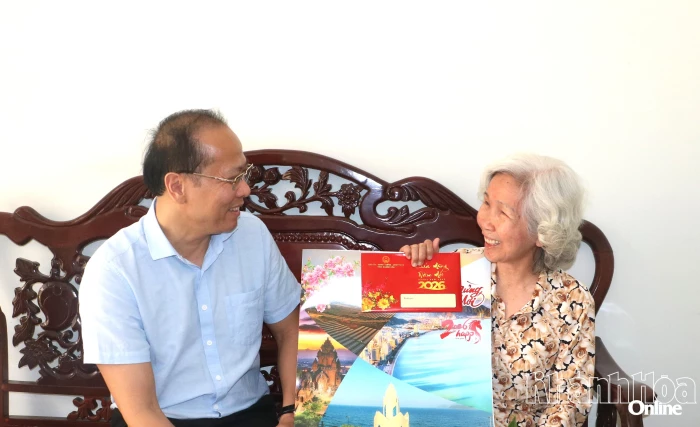 Phó Bí thư Tỉnh ủy Nguyễn Khắc Hà thăm, chúc Tết gia đình các cán bộ chủ chốt của tỉnh đã từ trần